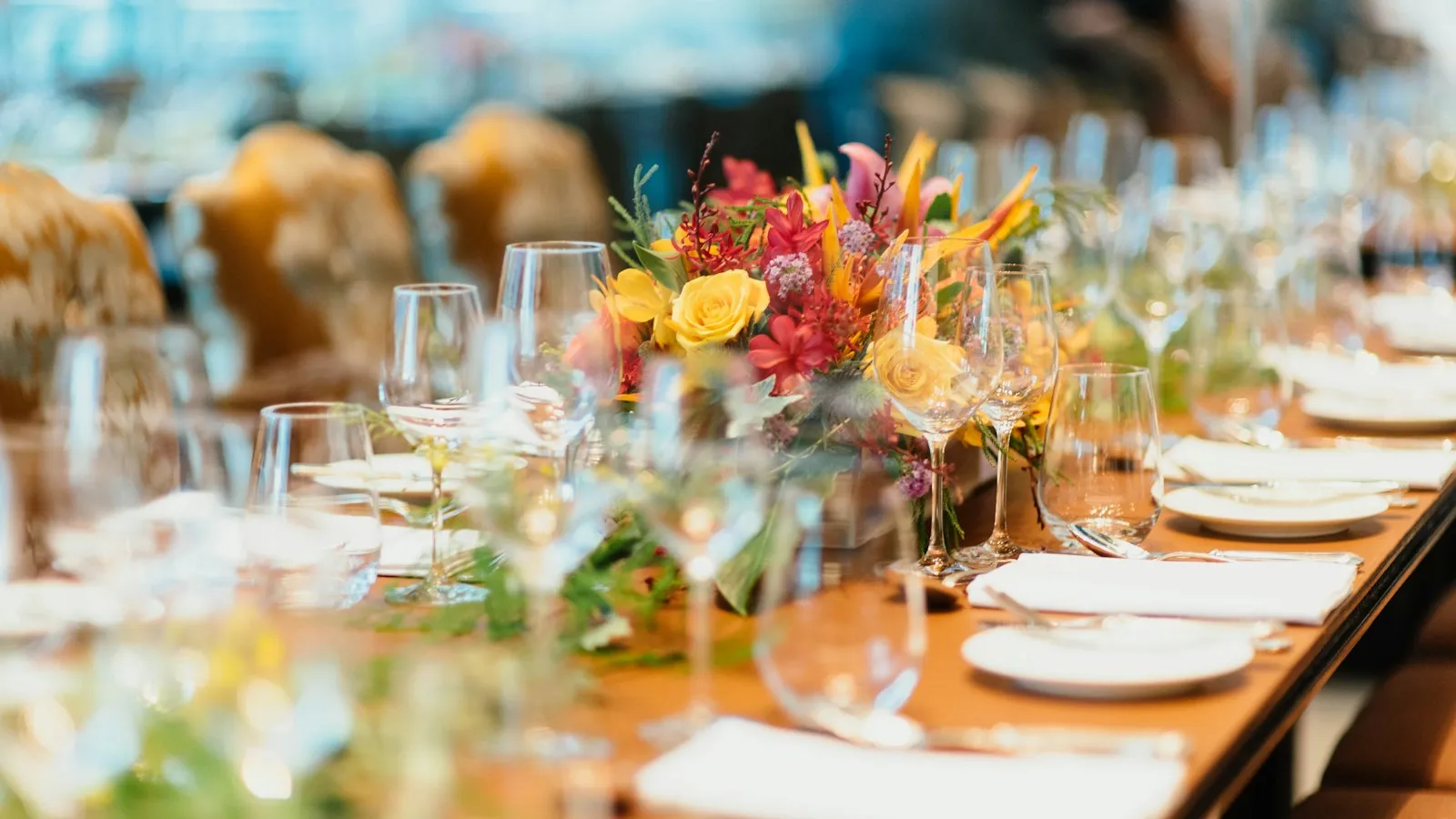 Mesa con flores y decoración para evento especial