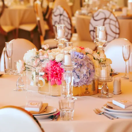 Mesa decorada con flores para evento en Belaviú